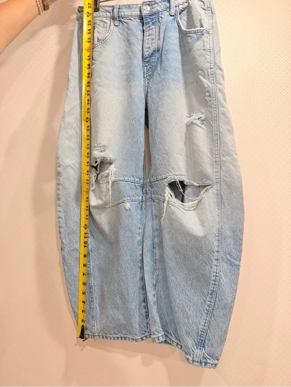 Free People We The Free Distressed Barrel Jeans  Light Wash Wide-Leg Jeans Sz 27